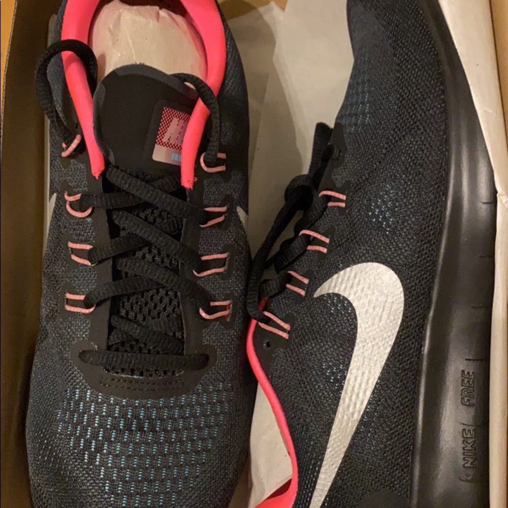 NIB Nike Free Run sneakers